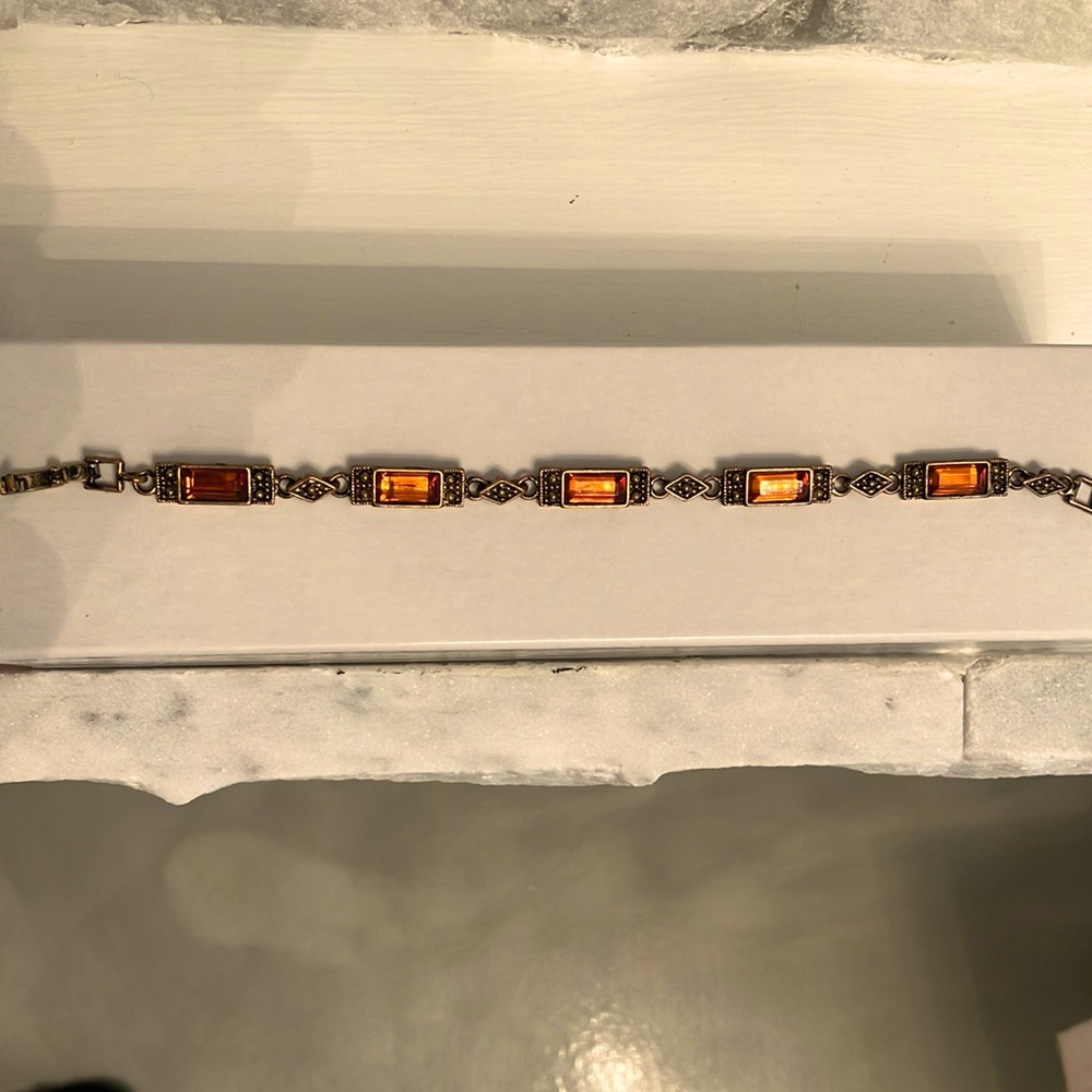 Beautiful Amber Tone Bracelet.5 rectangular jewels compose the 7 Inch Bracelet.